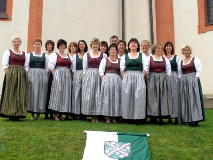 Gruppenbild von Frauen mit der Sonntagstracht St. Andrä