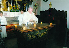 Innenansich der Pfarrkirche mit dem Amboss mit der Tischplatte aus Rebstöcken